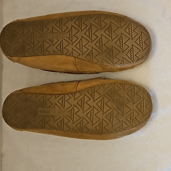 Minnetonka | Women's Tan Leather Slip-On Moccasin Indoor/Outdoor Slippers Sz 7 - Picture 8 of 12